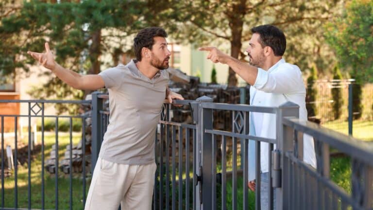 שכנים מתווכחים על נזק שנגרם ובגללו נמצאים בהליך משפטי של תביעת נזיקין