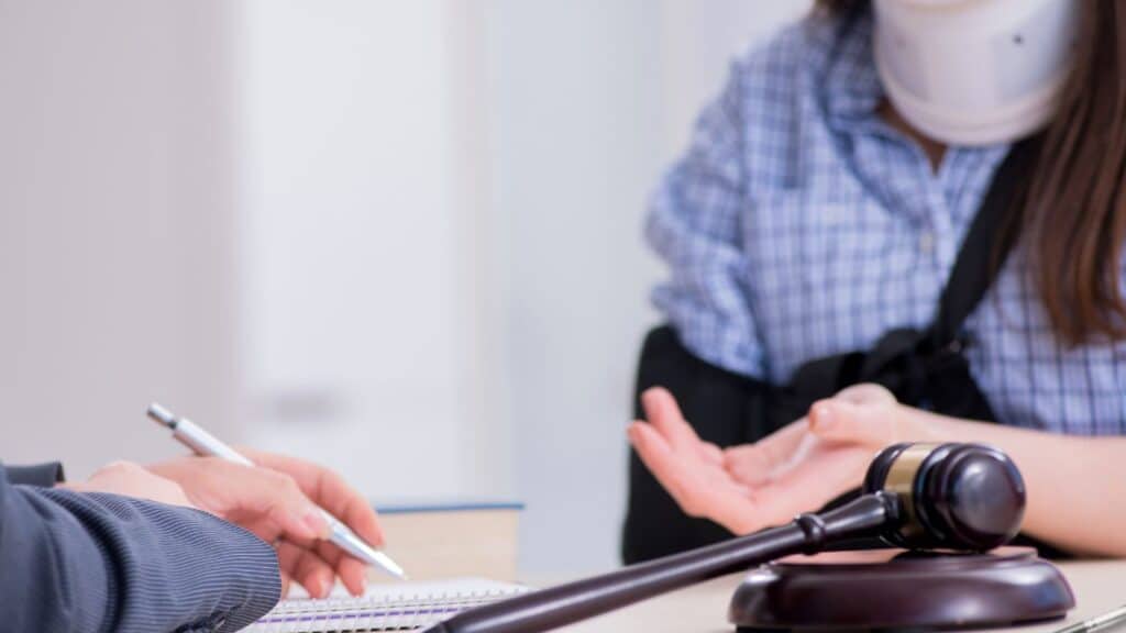 אישה שנפצעה בתאונת עבודה מתייעצת עם עורך דין על הגשת טפסים לביטוח לאומי