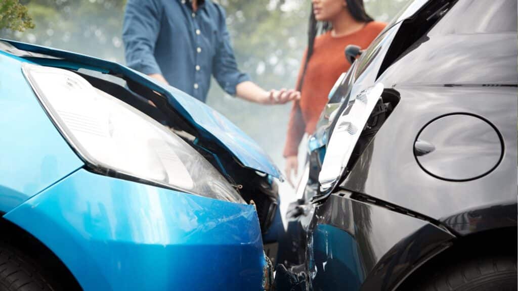 אנשים שעשו תאונת דרכים מחליפם פרטים עבור תביעת ביטוח בעזרת עורך דין נזיקין