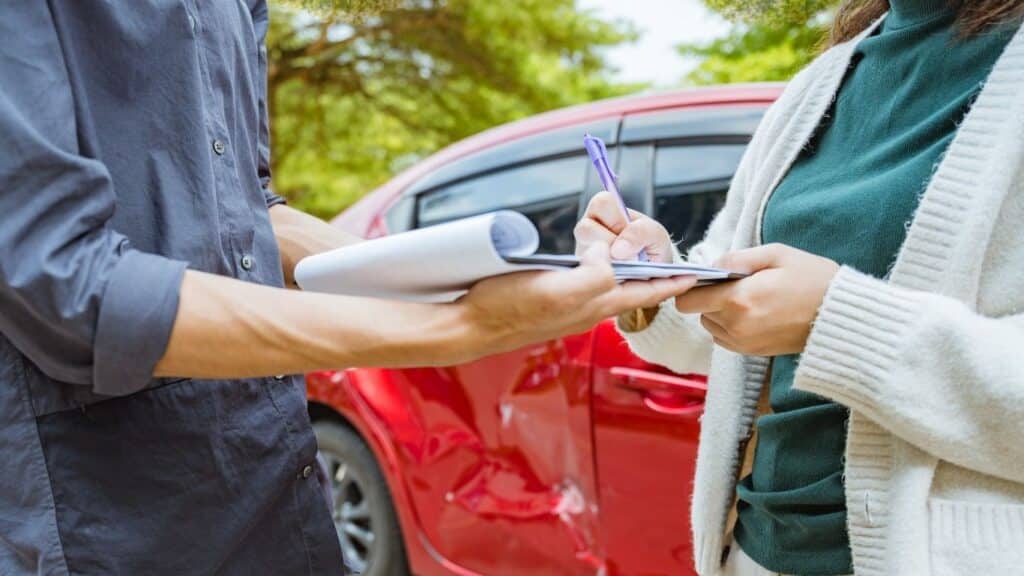 אנשים מחליפים פרטים בתאונת דרכים בהמלצת עורך דין תאונות דרכים