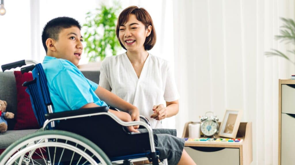 מטפלת סיעודית עוזרת לבחור לאחר שזכה בתביעה סיעודית בעזרת עורך דין