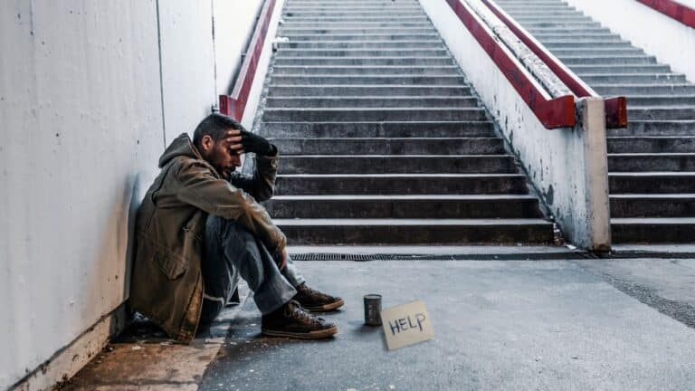 נפגע בעבודה, הפך להומלס ואיבד את הכיסוי הביטוחי שלו - עורך דין גיא כהן